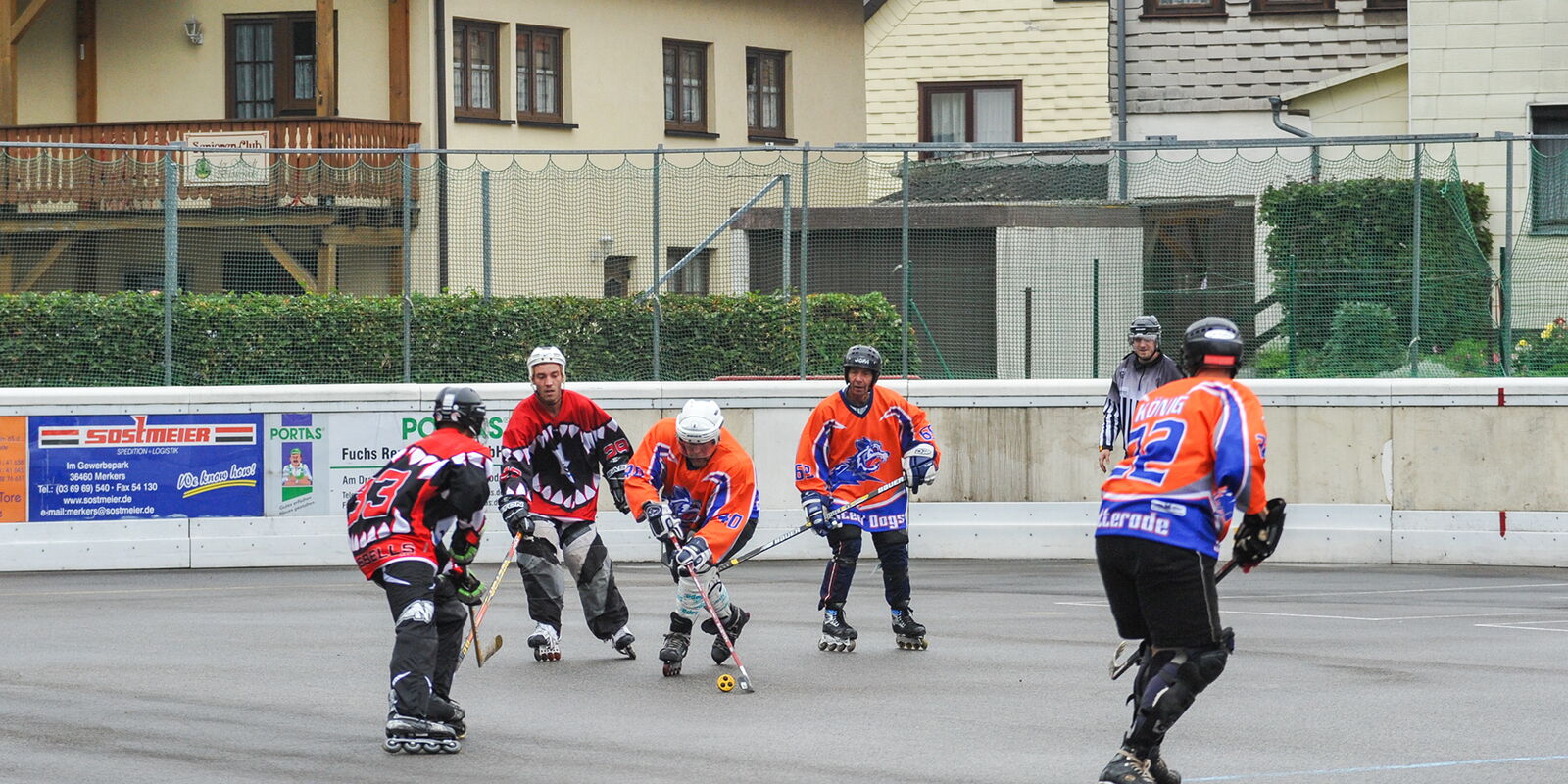 Eishockeyspieler auf der Natureisfläche im Eisstadion Brotterode