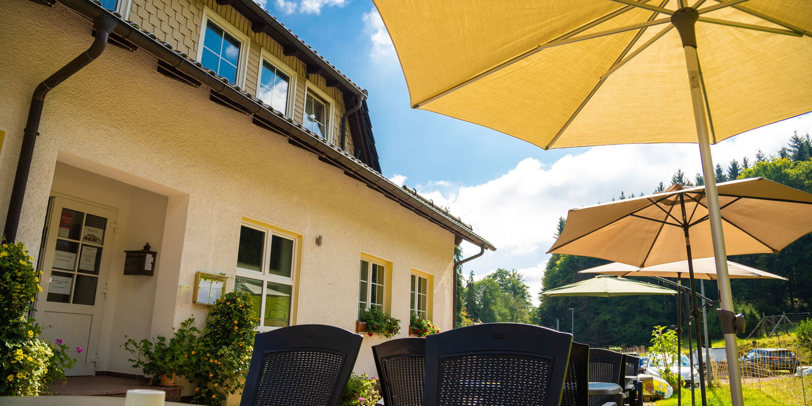 Hotel von außen mit Sitzgelegenheiten