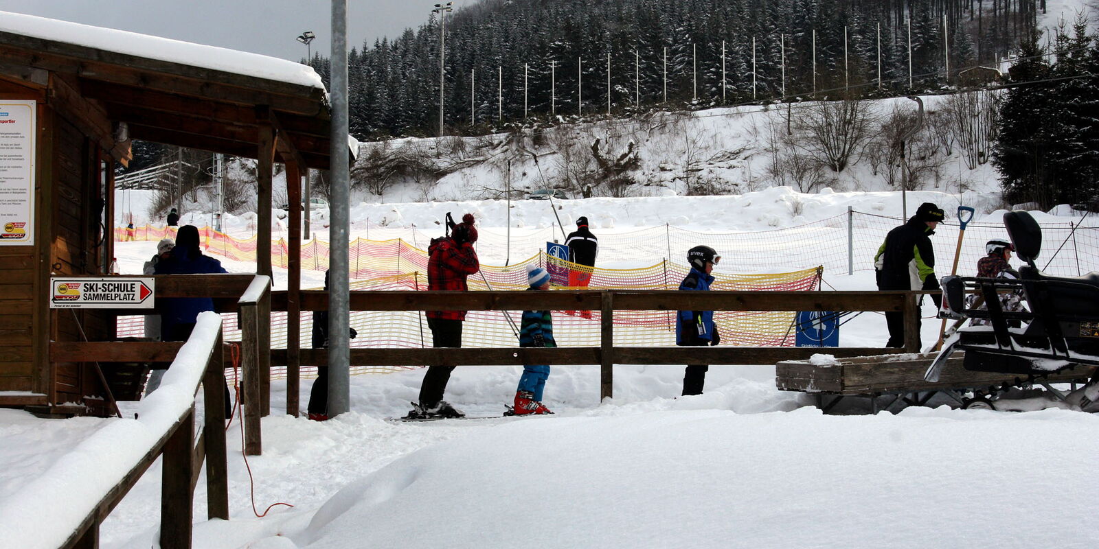 Skifahrer am Lift