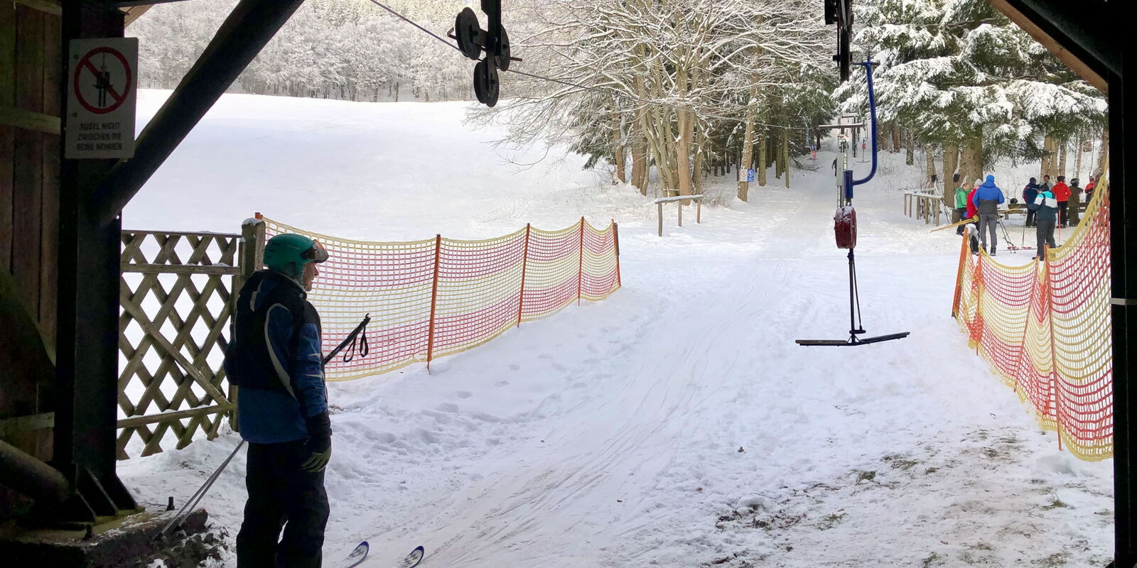 Skifahrer wartet am Skilift