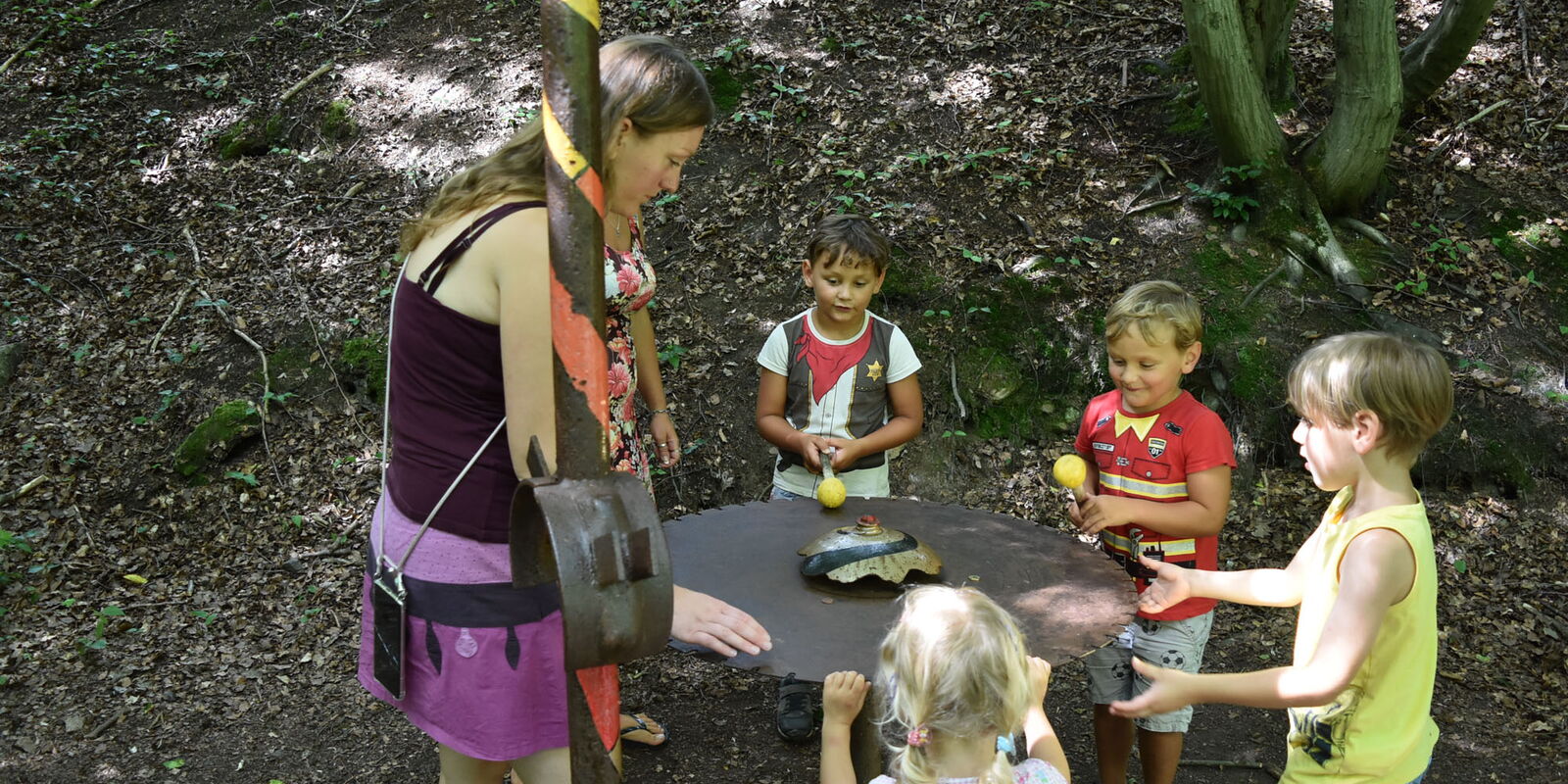 Klangpfad mit Kindern beim Musizieren