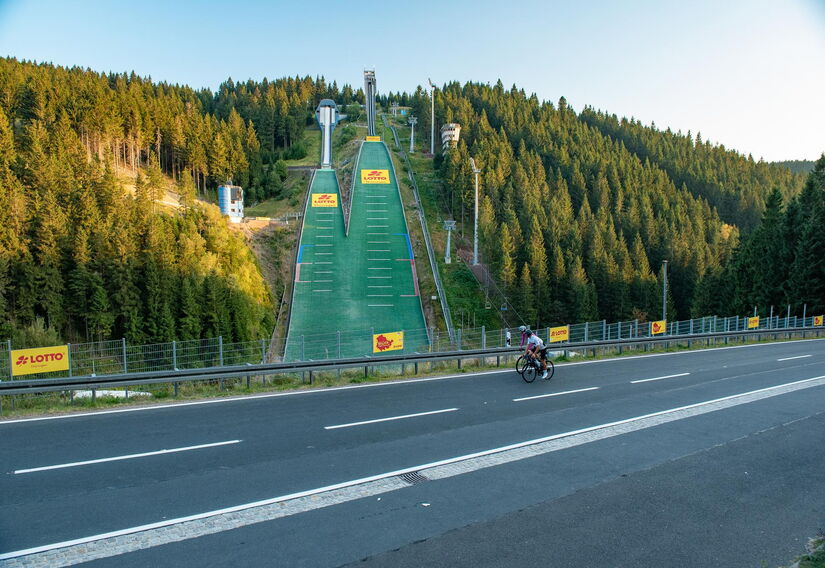 Radfahrer mit Gravelbike passieren die Schanzen in Oberhof