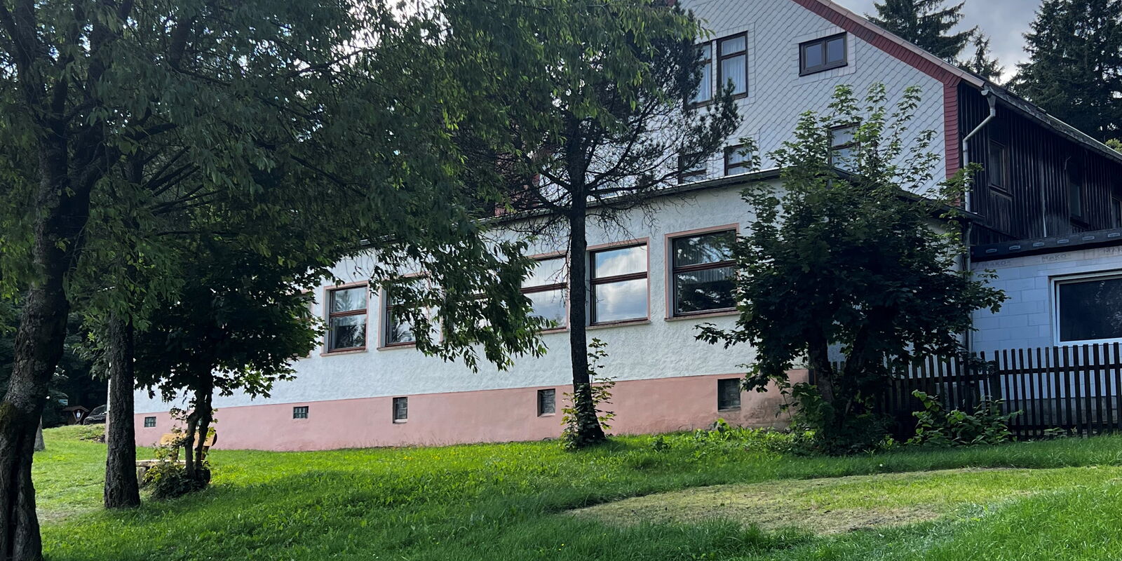 Gaststätte von aussen mit Bäumen