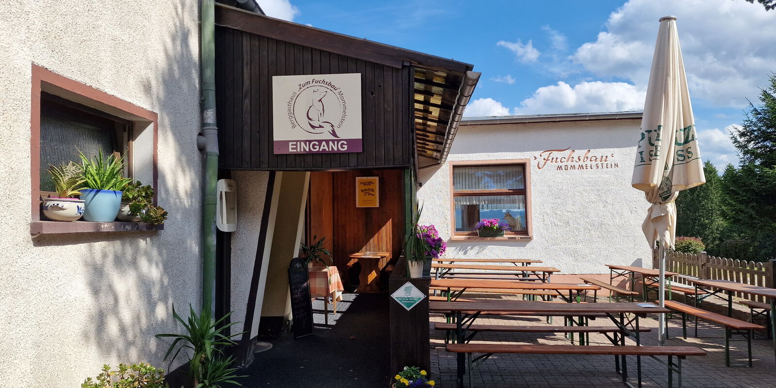 Berggasthof Eingangsbereich mit Biergarten