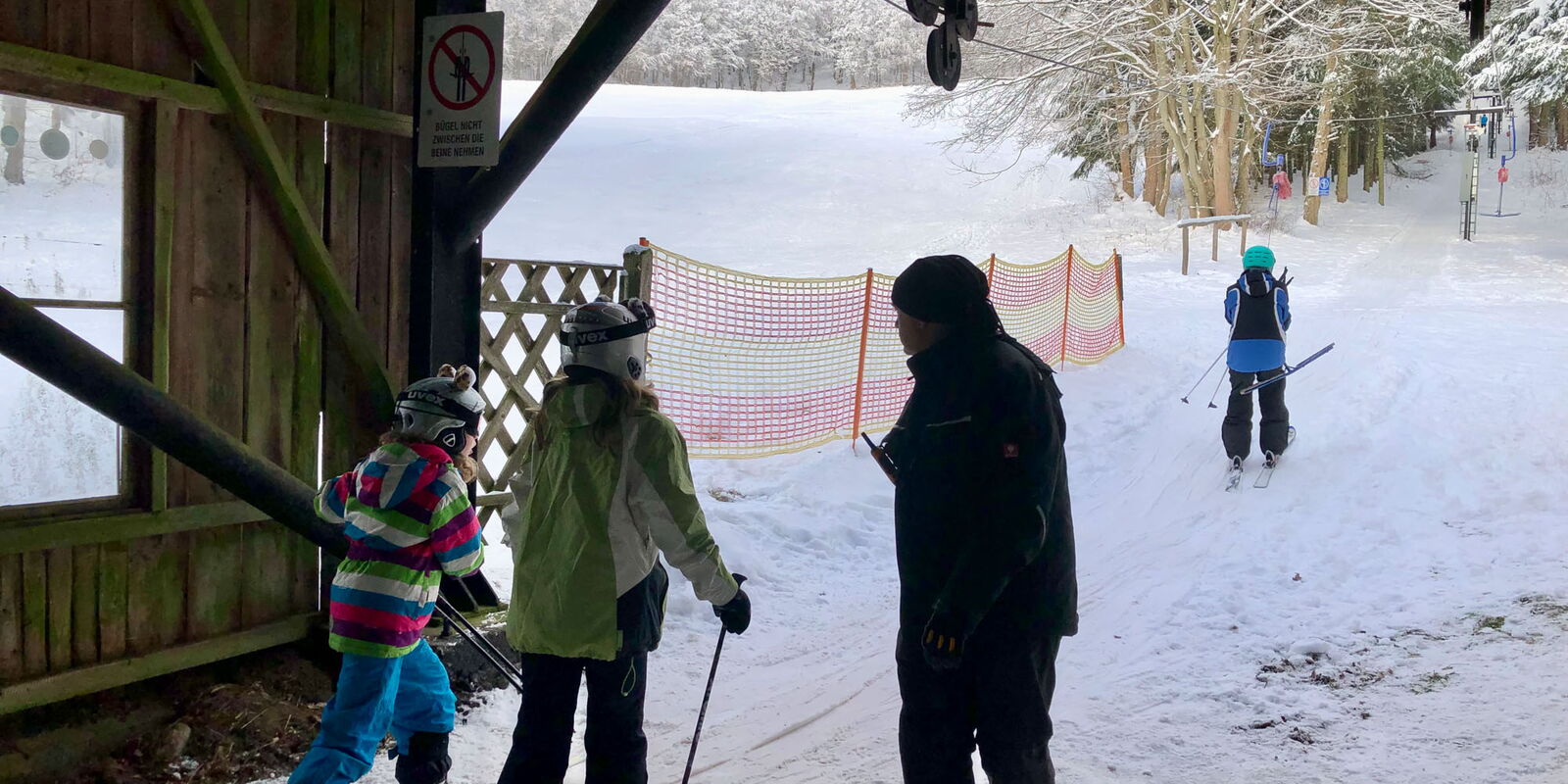 Wintersportler mit Ski am Skilift in Laudenbach
