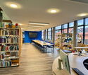 Blick in die Bibliothek mit Bücherregalen und Lesetisch im Rathaus Trusetal.